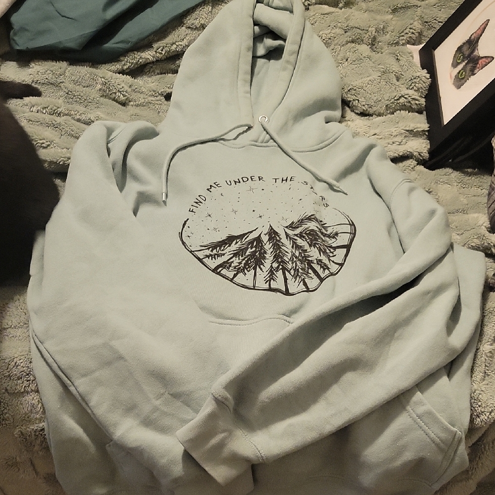Source Unknown Green Hoodie with Mountain Design